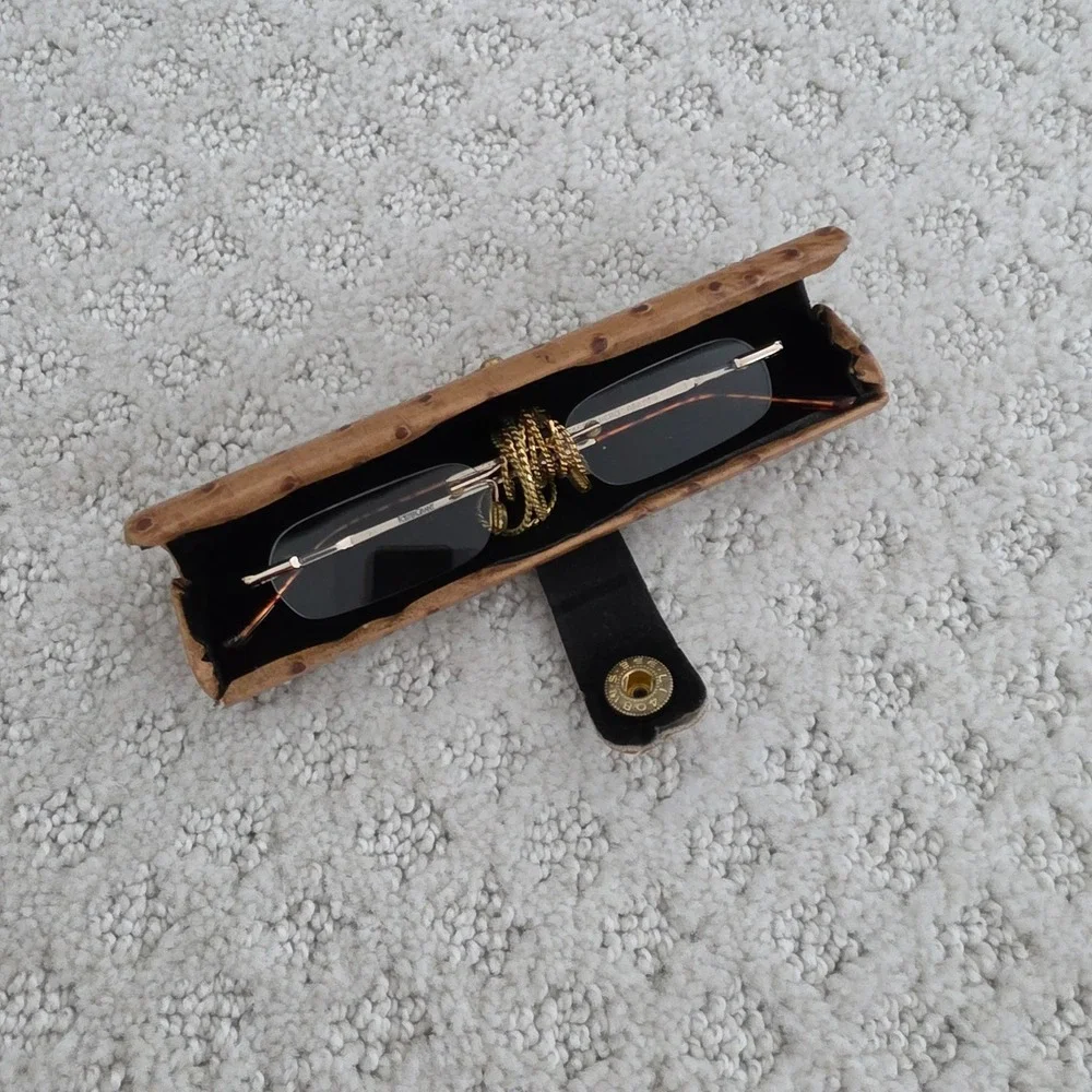 Foster Grant Micro Readers Rimless Gold Reading Glasses with Ostrich Case Chain